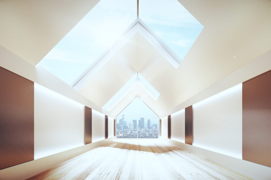 Plafond triangulaire dans un hall vide avec intérieur de style loft