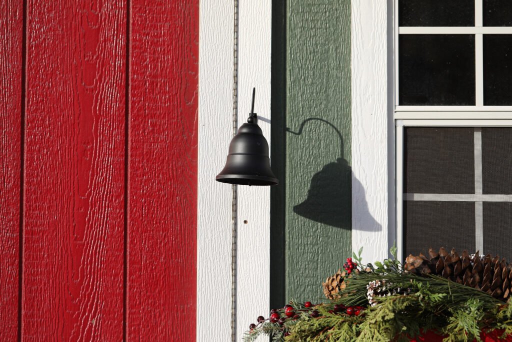 Cloche de Noël sur un mur.