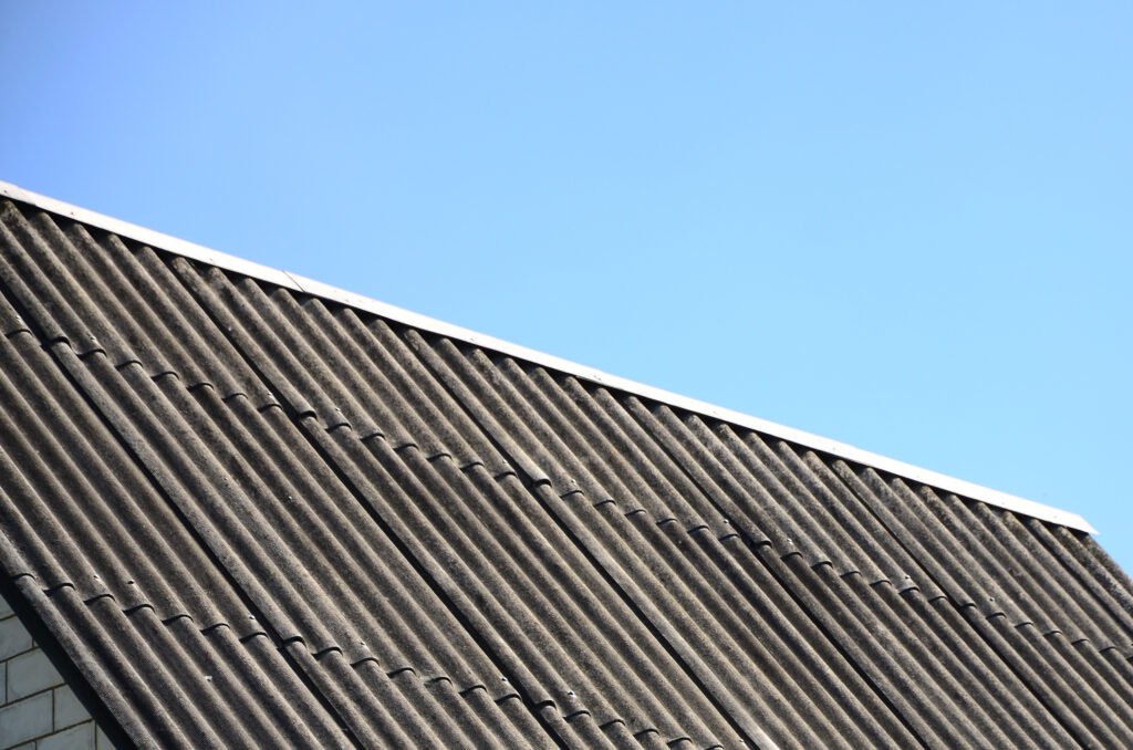 Les toits blancs réfléchissants apportent des économies de fraîcheur dans les combles résidentiels.